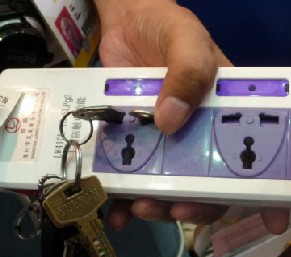 由于具有識別功能，插座只對標準插頭“來電”人體不受傷害