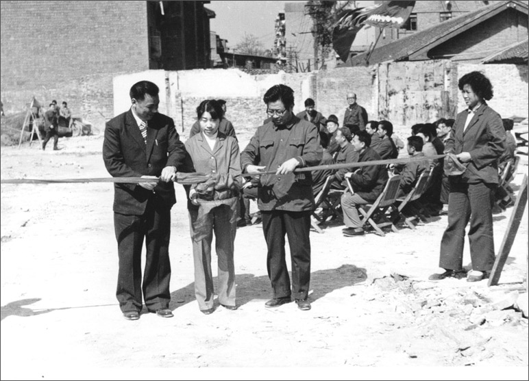 1986年，長虹彩電工程奠基，這樣的剪彩儀式，剪出了中國最大的彩電生產(chǎn)基地之一