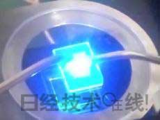   發(fā)光試驗中的LED元件?；宄叽纾?cm見方，元件尺寸：0.3mm見方，注入電流：約200mA，中心波長：450nm 