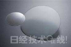 GaN晶圓。左為2英寸產(chǎn)品，右為4英寸產(chǎn)品