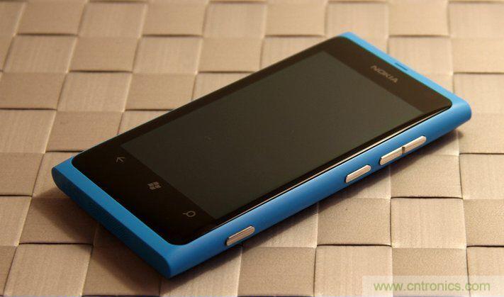 拆解諾基亞Lumia800,做工依舊精細(xì)！