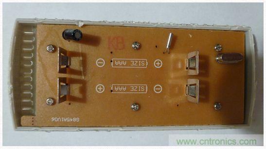 圖4：移開電池后的PCB同一面。