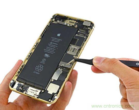 與iPhone 5S相比，電池尺寸更大，電池效率提高了16%。整部手機(jī)看起來就像一件藝術(shù)品，但看不到太多的內(nèi)部構(gòu)造。（來源：iFixit）