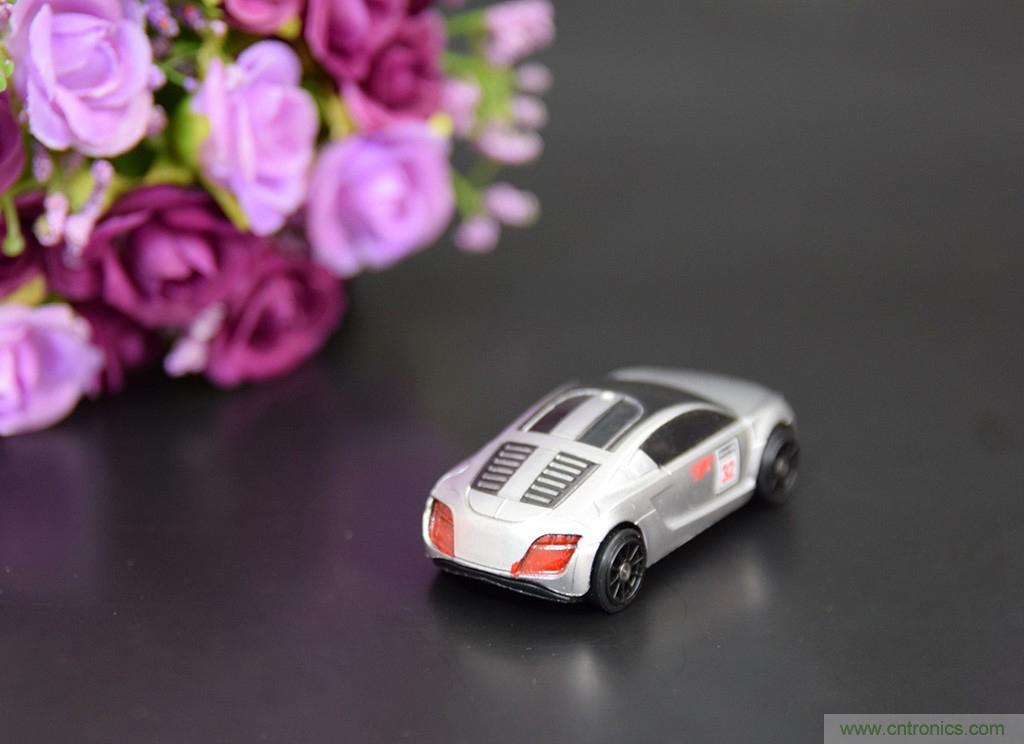 虛擬與現(xiàn)實(shí)相結(jié)合的飛車游戲，讓你體驗(yàn)速度與激情的碰撞！