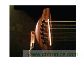  安裝到Fender Stratacoustic吉它上的加速度計。