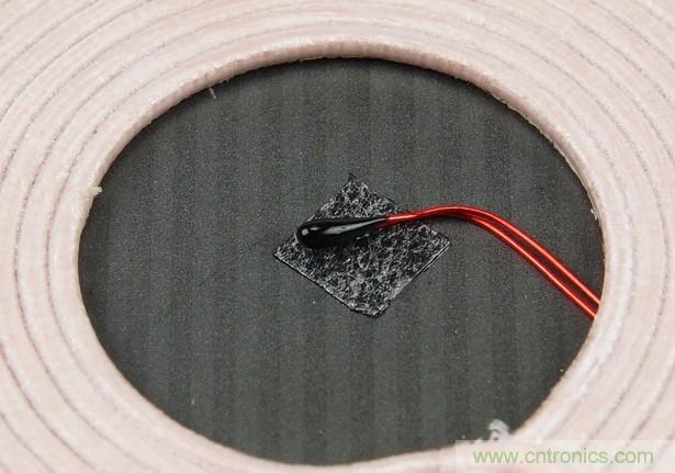 拆解對(duì)比：系出同門(mén)，小米、紫米無(wú)線充電器的差別有多大？