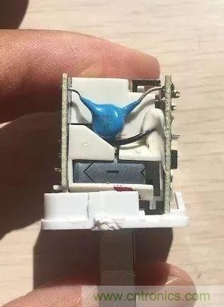 拆了個電容之后，我的iPhone也會自動訂房了