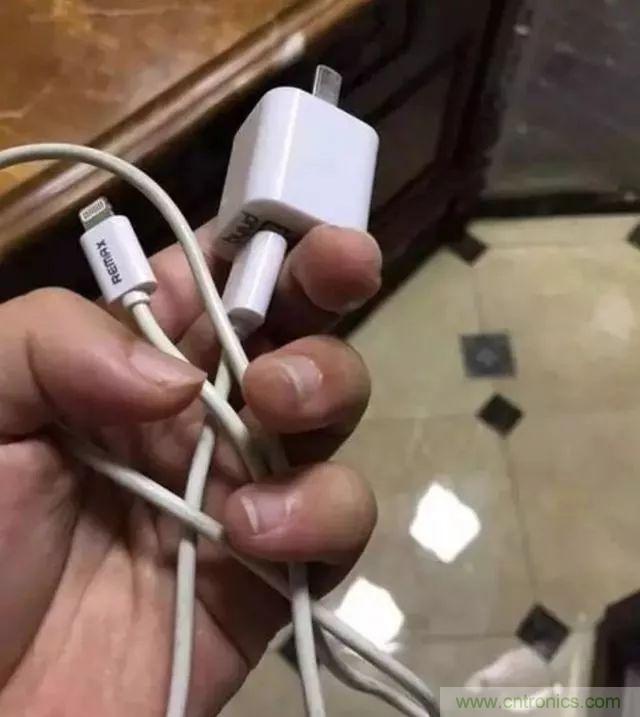 拆了個電容之后，我的iPhone也會自動訂房了