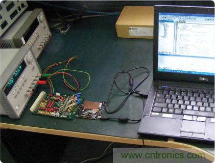ADuC7026提供可編程電壓，用于評(píng)估多電源系統(tǒng)