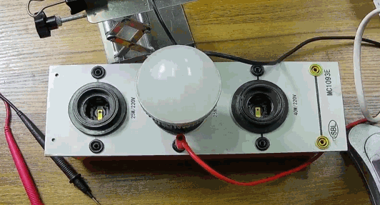 電燈泡內(nèi)通有交流電，為什么看不到燈泡在閃爍？