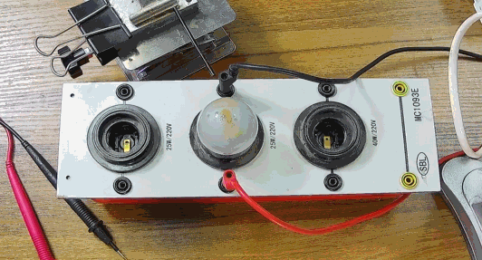 電燈泡內(nèi)通有交流電，為什么看不到燈泡在閃爍？