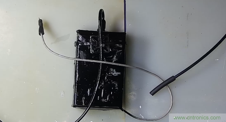 電燈泡內(nèi)通有交流電，為什么看不到燈泡在閃爍？