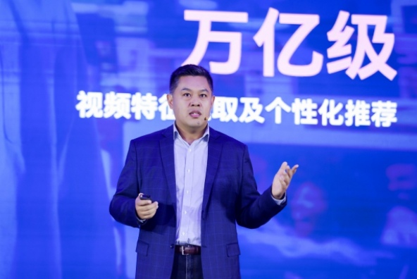 數(shù)據(jù)洪流下的算力突圍：英特爾以生態(tài)之力破局AI規(guī)?；? width=